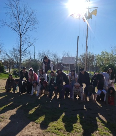 Caminantes en formación con banderas