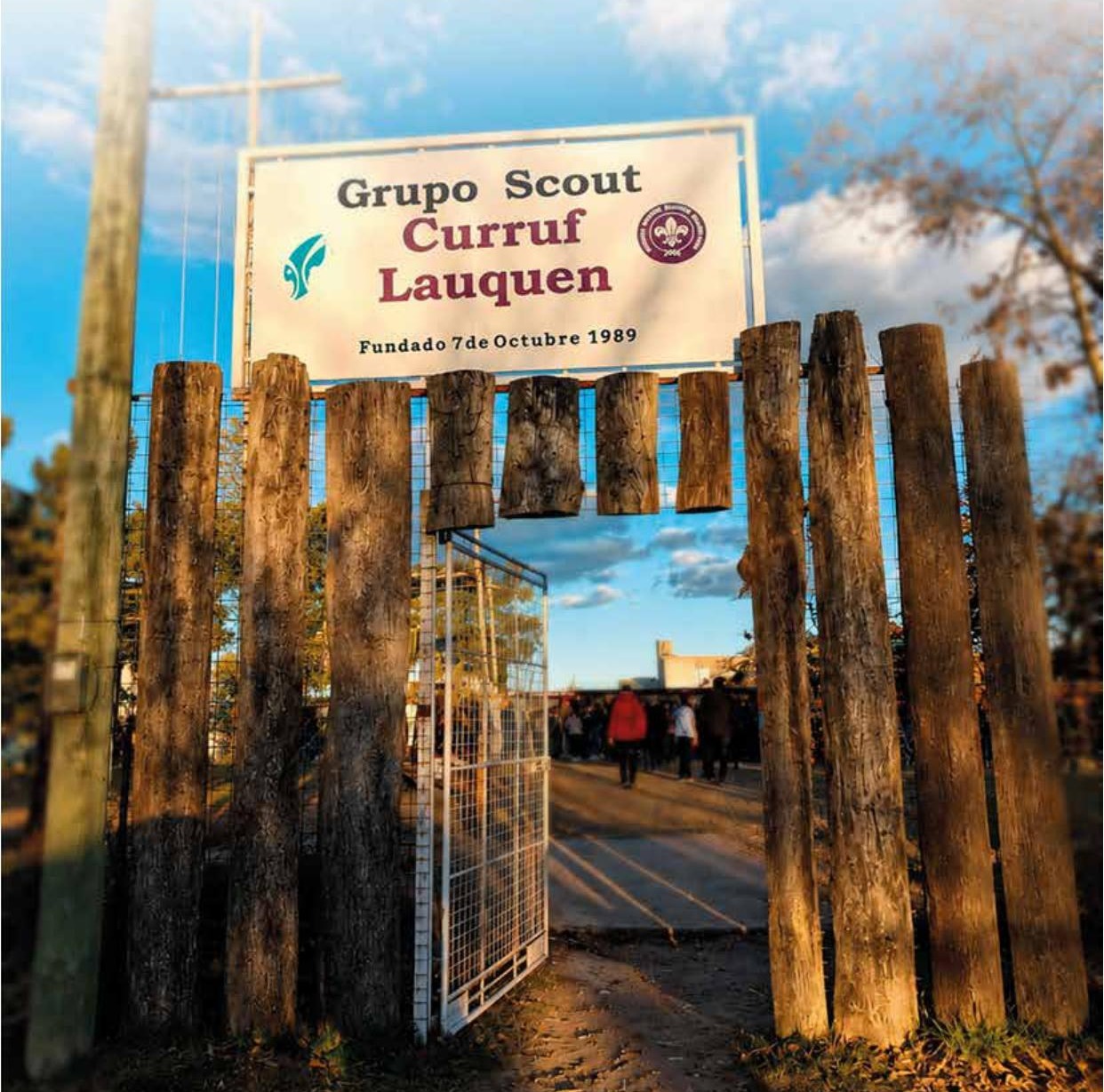 Portón de entrada del predio del Grupo Scout Curruf Lauquen