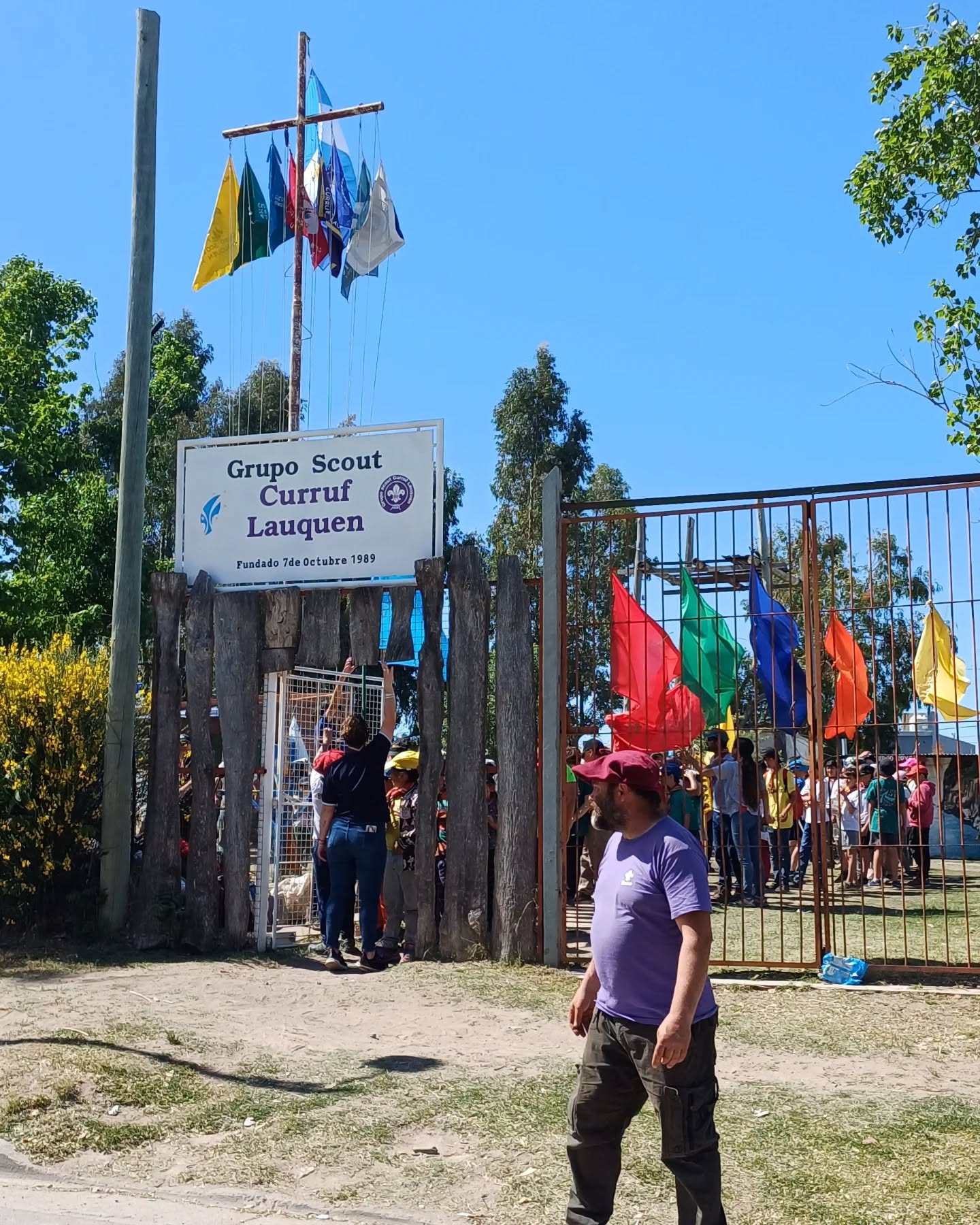 Portón de entrada del predio del Grupo Scout Curruf Lauquen
