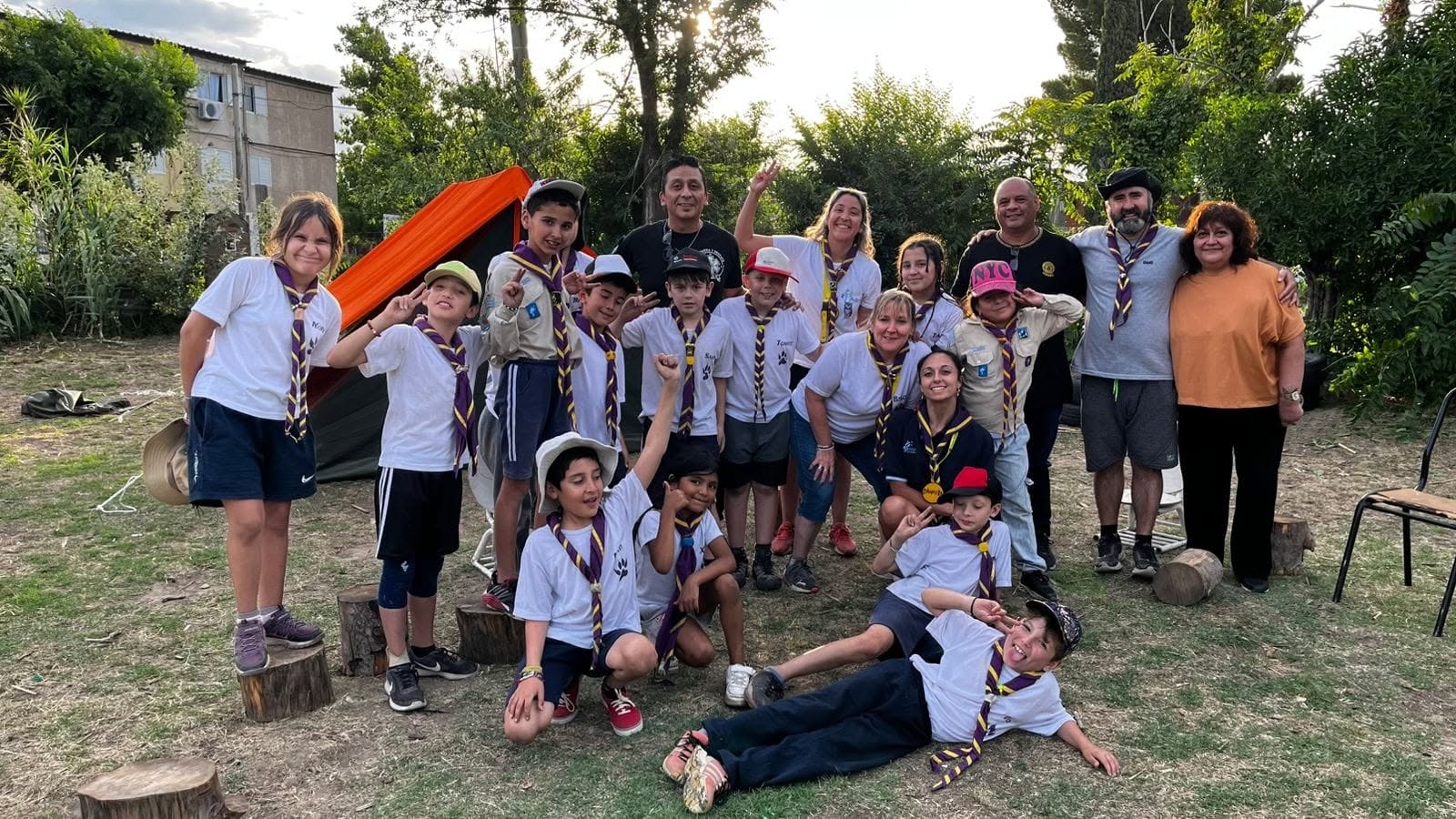 Manada en campamento con educadores