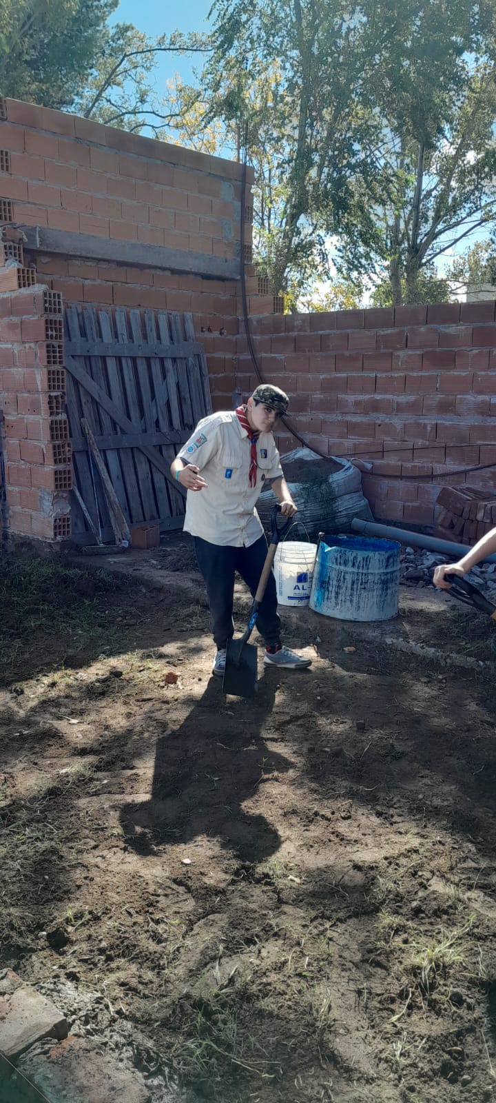 Educador trabajando con pala en la obra