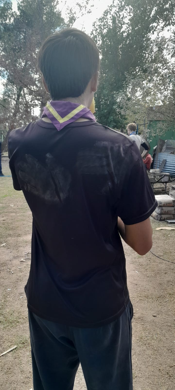 Voluntario con el pañuelo del grupo durante la jornada de trabajo