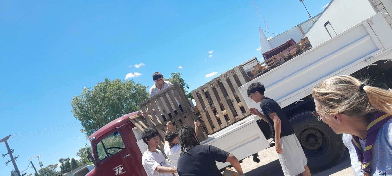 Traslado de materiales para la obra en camión