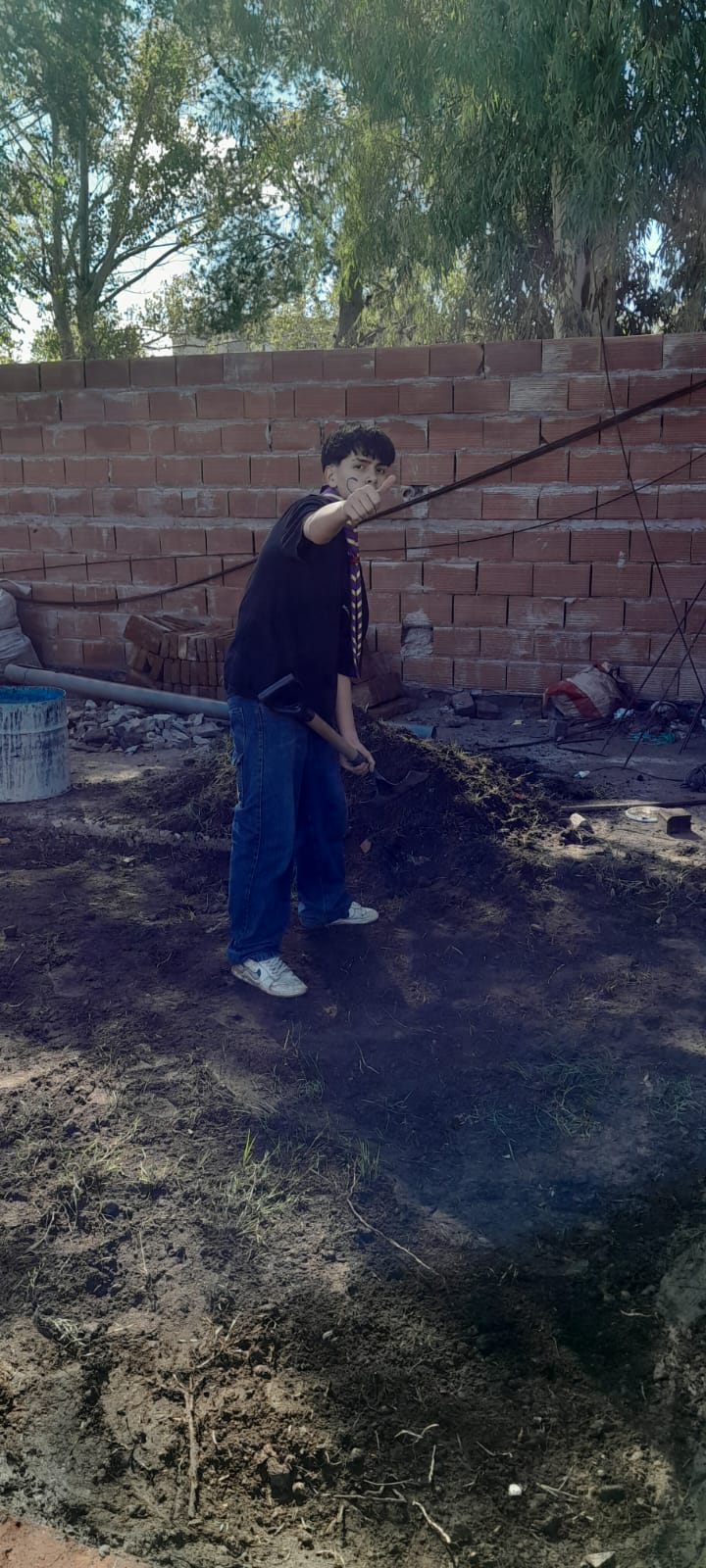 Voluntario trabajando en el terreno del futuro SUM